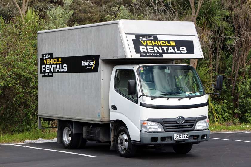 2 tonne furniture truck with ramp for hire